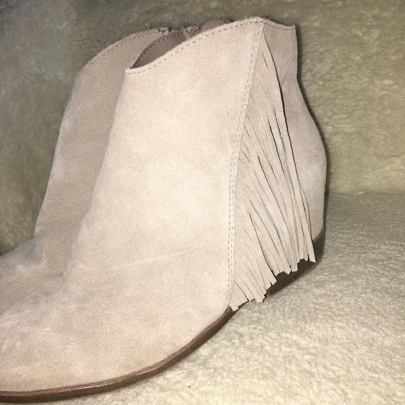 Suede beige fringe booties - Picture 2 of 5